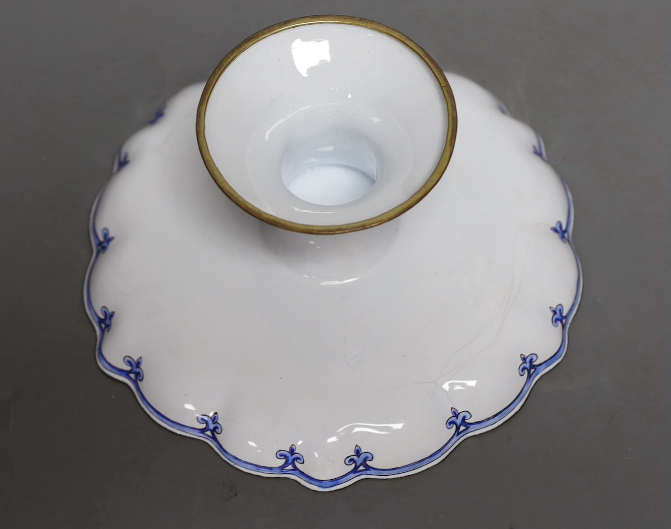 A boxed Chinese Guangzhou enamel comport, 21cm diameter